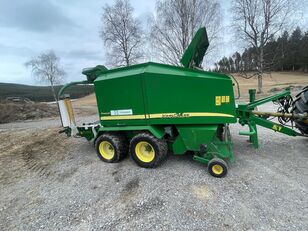 원형 베일러 John Deere 744